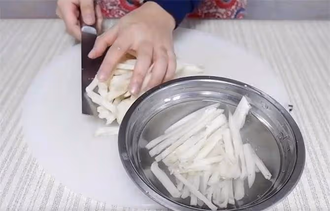 吃藕新方法,試試這道干煸藕絲,酥脆香辣,吃一次就上癮,真不錯