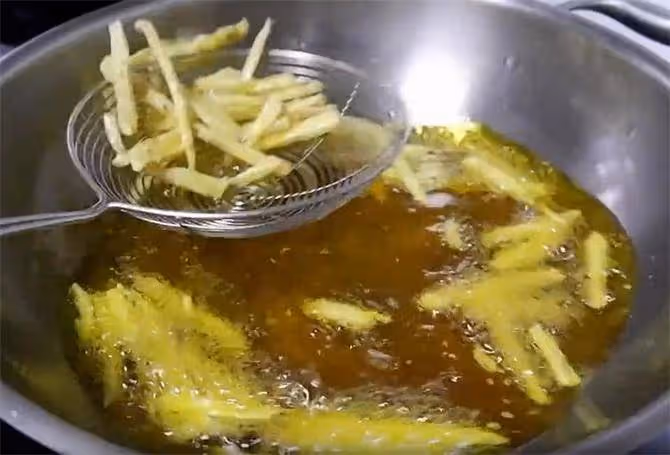 吃藕新方法,試試這道干煸藕絲,酥脆香辣,吃一次就上癮,真不錯