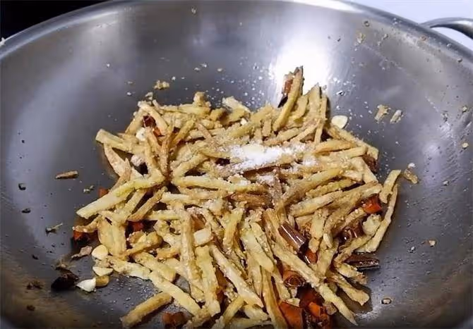 吃藕新方法,試試這道干煸藕絲,酥脆香辣,吃一次就上癮,真不錯