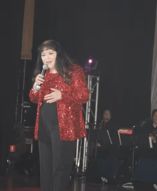 前妻逝世享年75歲!曾是女歌手慘遭毀容後離婚!男星再婚生兩子幸福