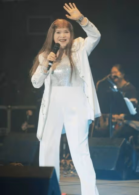 前妻逝世享年75歲!曾是女歌手慘遭毀容後離婚!男星再婚生兩子幸福
