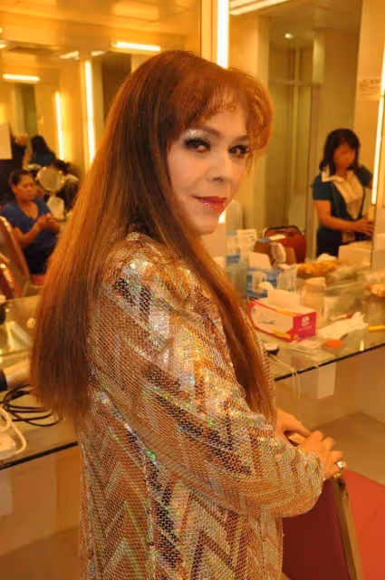 前妻逝世享年75歲!曾是女歌手慘遭毀容後離婚!男星再婚生兩子幸福