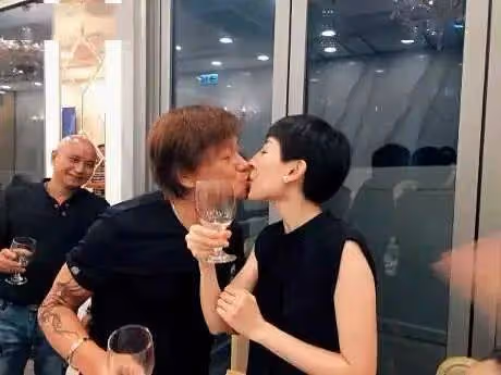 前妻逝世享年75歲!曾是女歌手慘遭毀容後離婚!男星再婚生兩子幸福