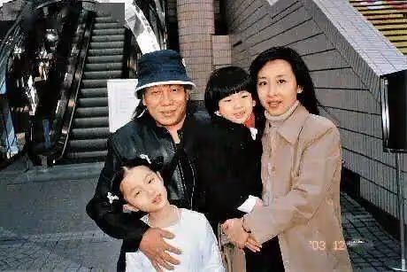 前妻逝世享年75歲!曾是女歌手慘遭毀容後離婚!男星再婚生兩子幸福