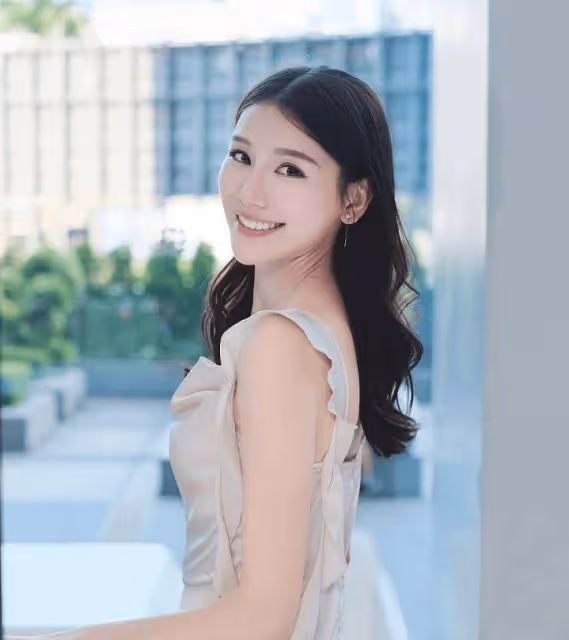 TVB甜美小花大曬火辣三點式!逆天長腿吸睛!爸爸告誡這行是大染缸
