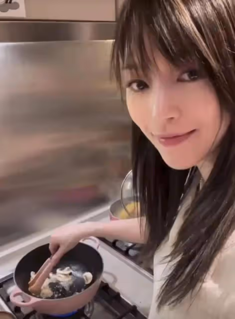 恭喜!知名港女星為母親慶祝76歲生日!壽星駐顏有術,三代同堂太溫馨