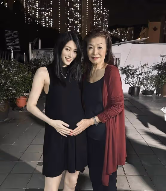 恭喜!知名港女星為母親慶祝76歲生日!壽星駐顏有術,三代同堂太溫馨