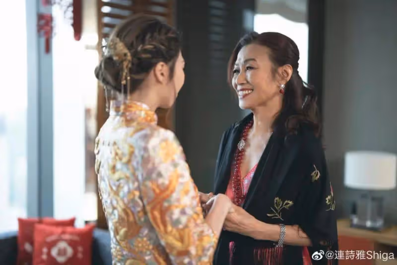 恭喜！知名港女星為母親慶祝76歲生日！壽星駐顏有術，三代同堂太溫馨