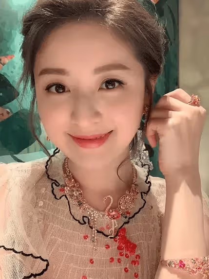 TVB前港姐為老公慶生!舉辦繁花派對廣邀好友,婚後四年生三娃