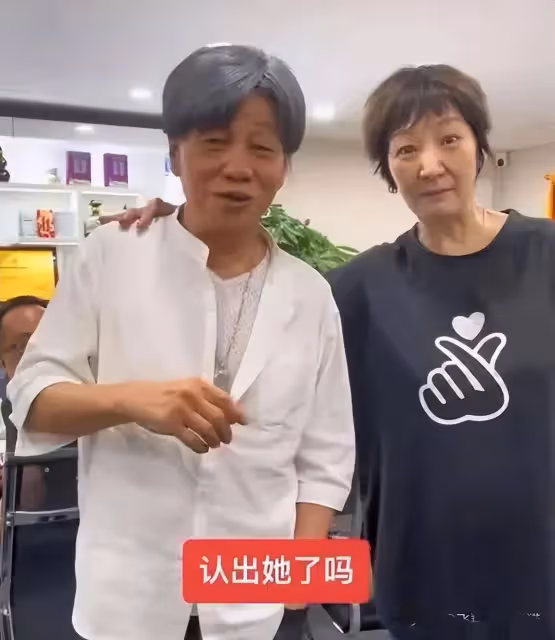 雪梨罕見露面,遠離渣男獨自撫養兒女,放下仇恨面相變慈祥