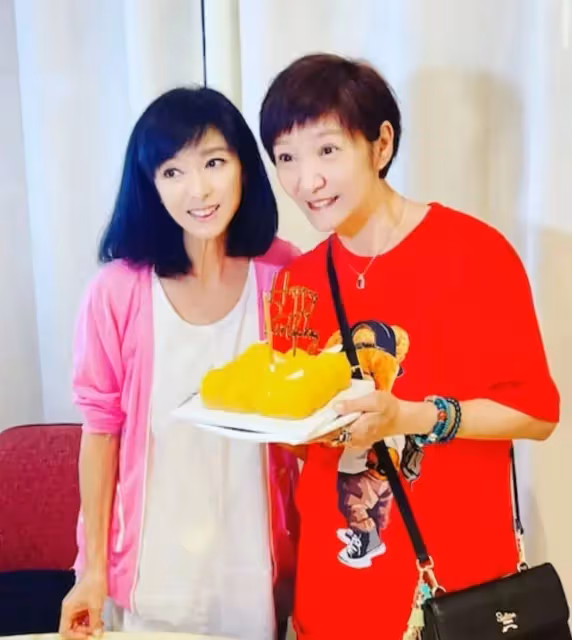 TVB前女星罕見露面,遠離渣男獨自撫養兒女,放下仇恨面相變慈祥