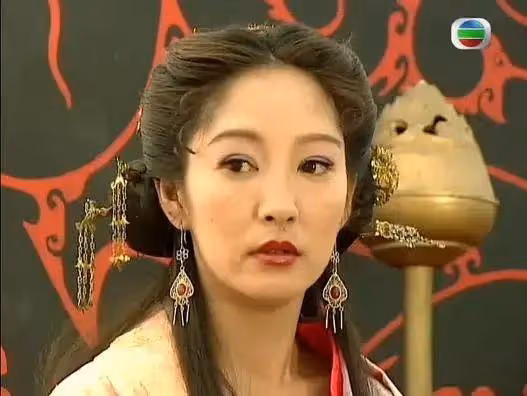 TVB前女星罕見露面,遠離渣男獨自撫養兒女,放下仇恨面相變慈祥
