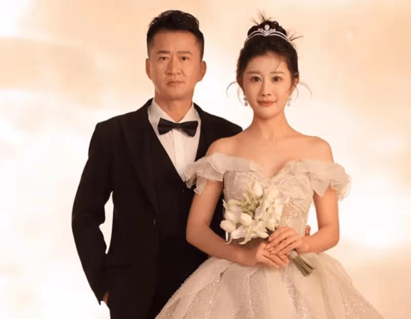 40歲演員李嘉明官宣結婚,女方小18歲,長得漂亮,結婚照曝光
