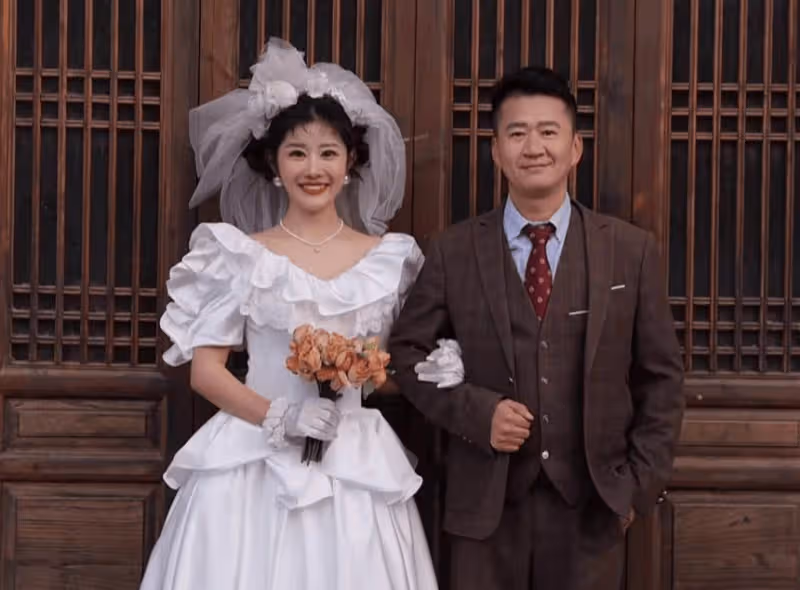 40歲演員李嘉明官宣結婚,女方小18歲,長得漂亮,結婚照曝光