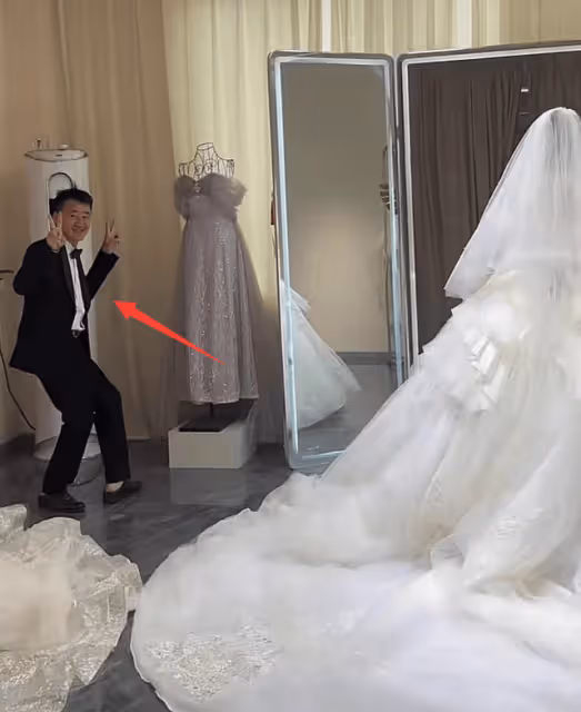 40歲演員李嘉明官宣結婚,女方小18歲,長得漂亮,結婚照曝光