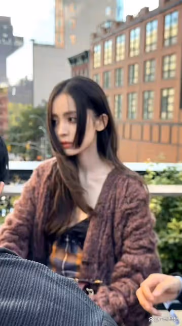 娜扎亮相紐約時裝周,理解別人說美女五官都是清晰的說法了