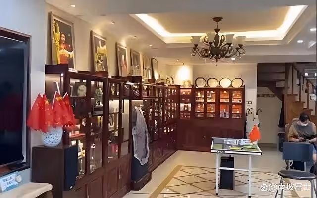 黃曉明表妹陳夢,曬青島老家,客廳大的能放桌球檯,滿櫃獎盃!