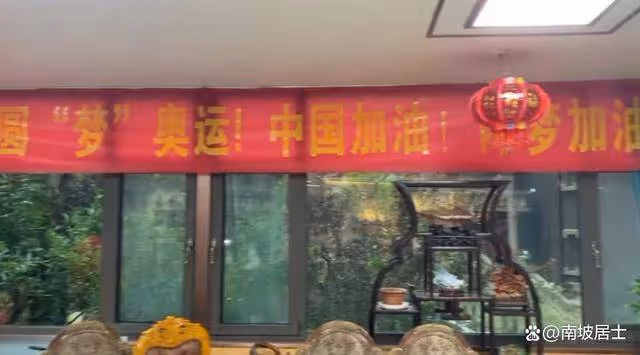 黃曉明表妹陳夢,曬青島老家,客廳大的能放桌球檯,滿櫃獎盃!