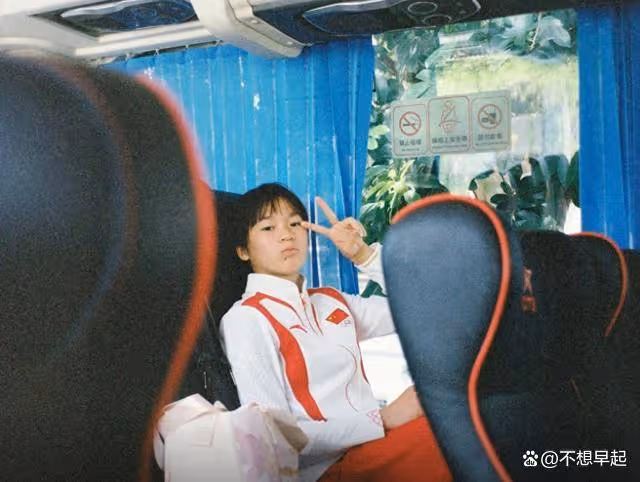 全紅嬋低調回家過中秋,奶奶激動落淚不舍鬆手,邁合村提前大掃除