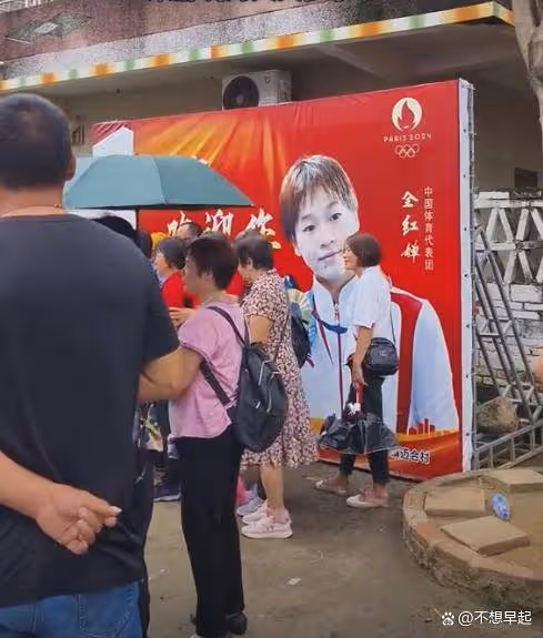 全紅嬋低調回家過中秋,奶奶激動落淚不舍鬆手,邁合村提前大掃除