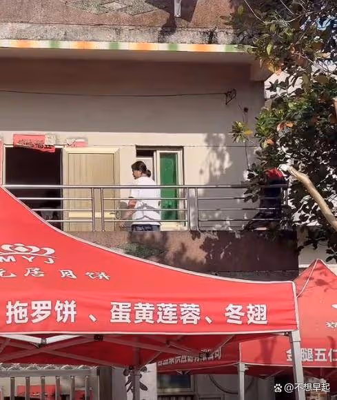 全紅嬋低調回家過中秋,奶奶激動落淚不舍鬆手,邁合村提前大掃除