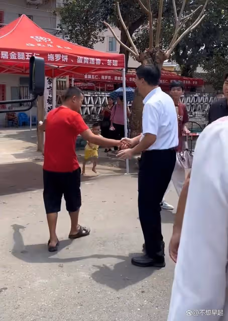 全紅嬋低調回家過中秋,奶奶激動落淚不舍鬆手,邁合村提前大掃除