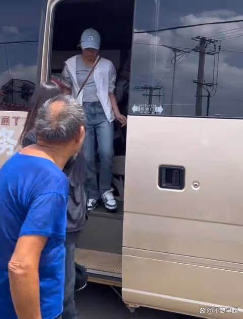 全紅嬋低調回家過中秋,奶奶激動落淚不舍鬆手,邁合村提前大掃除