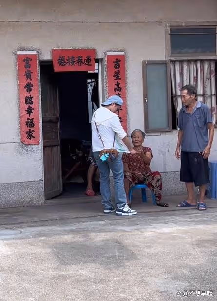 全紅嬋低調回家過中秋,奶奶激動落淚不舍鬆手,邁合村提前大掃除