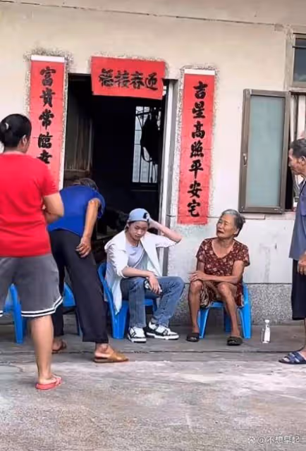 全紅嬋低調回家過中秋,奶奶激動落淚不舍鬆手,邁合村提前大掃除