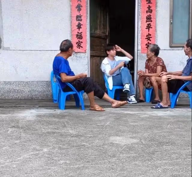 全紅嬋低調回家過中秋,奶奶激動落淚不舍鬆手,邁合村提前大掃除