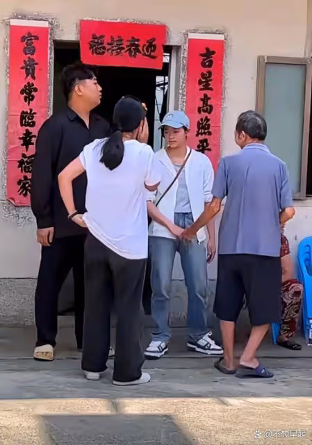 全紅嬋低調回家過中秋,奶奶激動落淚不舍鬆手,邁合村提前大掃除