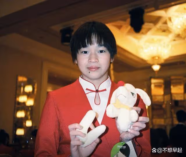 全紅嬋低調回家過中秋,奶奶激動落淚不舍鬆手,邁合村提前大掃除