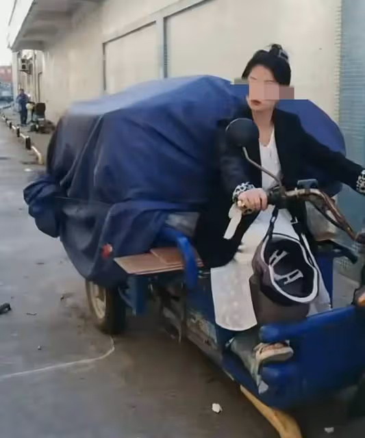 單親媽媽出門上班，寶寶在家餓了撿垃圾吃，睏了睡地上！網友淚目