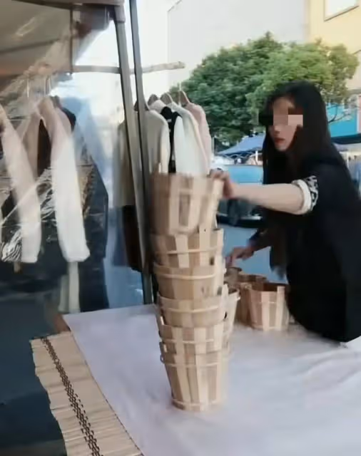 單親媽媽出門上班，寶寶在家餓了撿垃圾吃，睏了睡地上！網友淚目