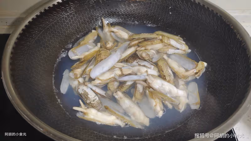 絲瓜和它絕配,秋天最該吃的一個菜!炒一炒再煮一煮,有湯有菜、簡直鮮透了