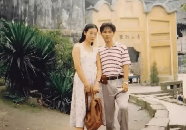 他是春晚歌手,5天賺280萬,卻一夜破產、少年白頭,如今靠賣包子翻身?
