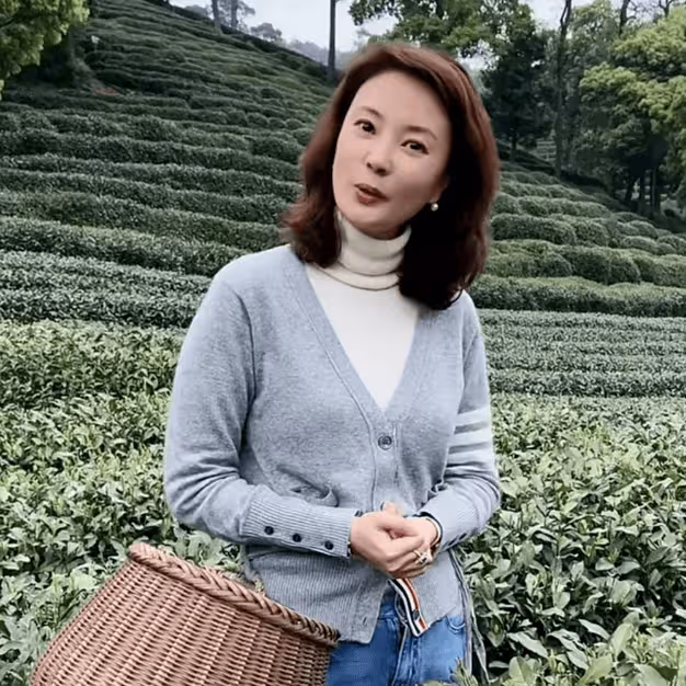 她是央視最坎坷主持人,男友犯罪入獄,後回村做起直播