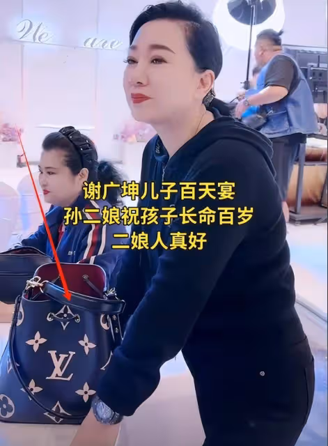 謝廣坤喜得貴子!前妻出席百日宴,28歲三婚妻子首露面撞臉辛芷蕾