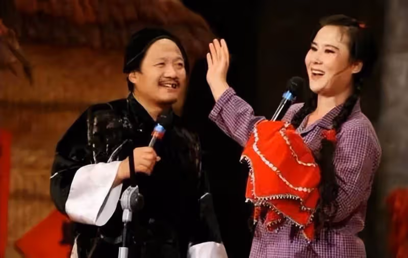 謝廣坤喜得貴子!前妻出席百日宴,28歲三婚妻子首露面撞臉辛芷蕾