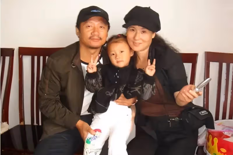 謝廣坤喜得貴子!前妻出席百日宴,28歲三婚妻子首露面撞臉辛芷蕾
