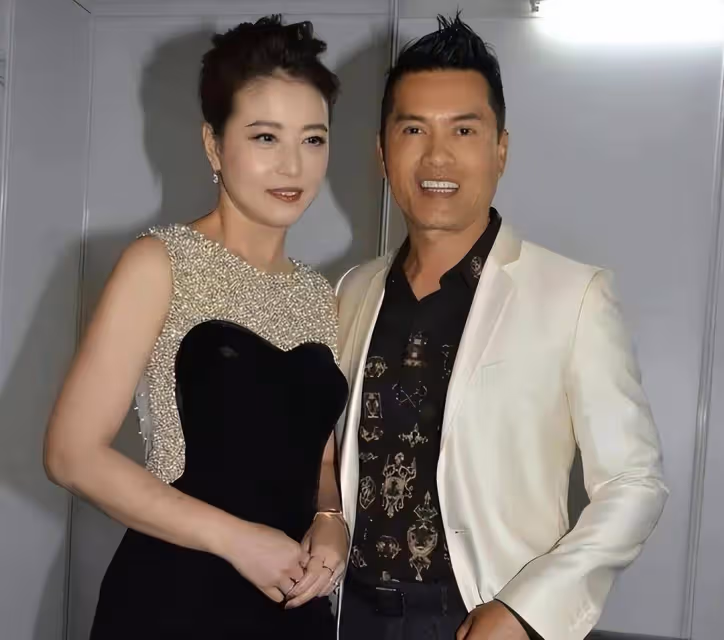 去世9個月後,豪宅破敗被掛售,人走茶涼就是對周海媚最好的詮釋