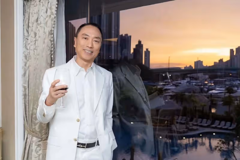 香港知名富商突然宣布退網,因妻子病重痛哭,老來得子婚姻幸福