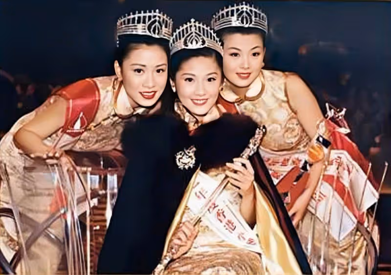 香港知名富商突然宣布退網,因妻子病重痛哭,老來得子婚姻幸福