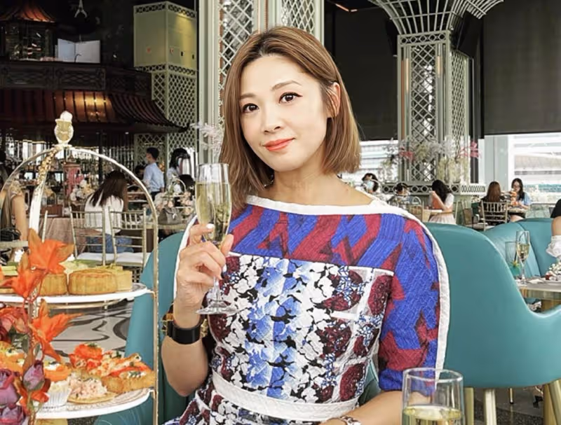 香港知名富商突然宣布退網,因妻子病重痛哭,老來得子婚姻幸福