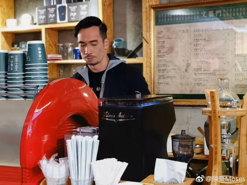 TVB視帝浙江多次被偶遇!本人熱情無架子,開心試吃多種口味月餅