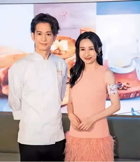 龔嘉欣跨界當老闆,開4家蛋糕店,親自為顧客打包,成店鋪活招牌