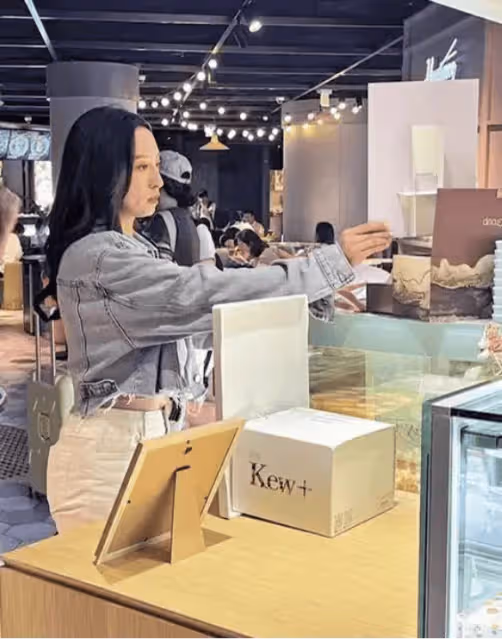 TVB花旦跨界當老闆,開4家蛋糕店,親自為顧客打包,成為店鋪活招牌