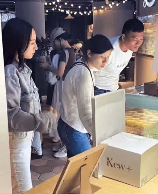 TVB花旦跨界當老闆,開4家蛋糕店,親自為顧客打包,成為店鋪活招牌