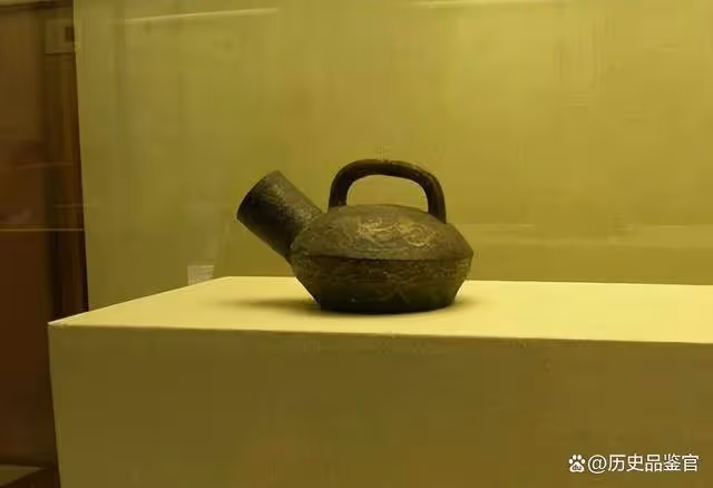 古代「夜壺」口那麼小,女人怎麼用?看完瞬間明白了!