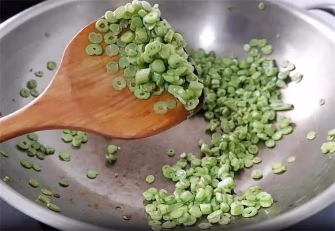 好吃的家常菜乾煸豆角,試試這樣做,營養又入味,給力的下飯菜